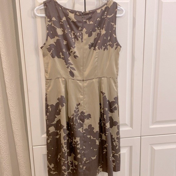 Banana Republic dress with pockets. Zip up back. Used but in very good condition - Picture 5 of 5